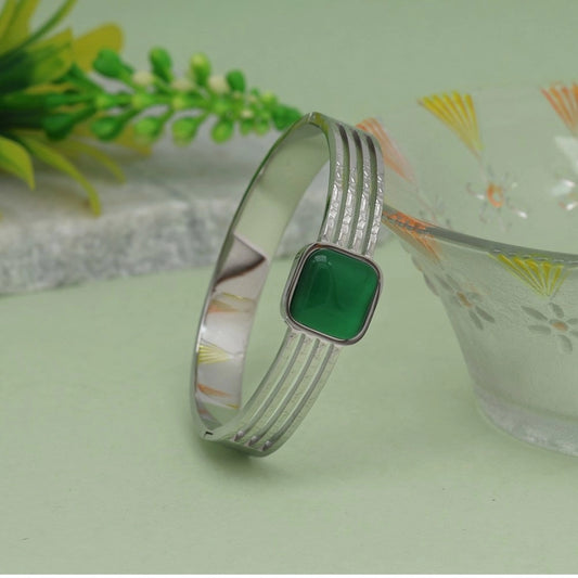 Green Color Monalisa Stone Adjustable Bracelet