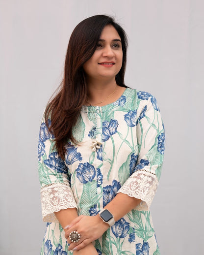 Aline Kurta with Lace Detailing on Sleeves